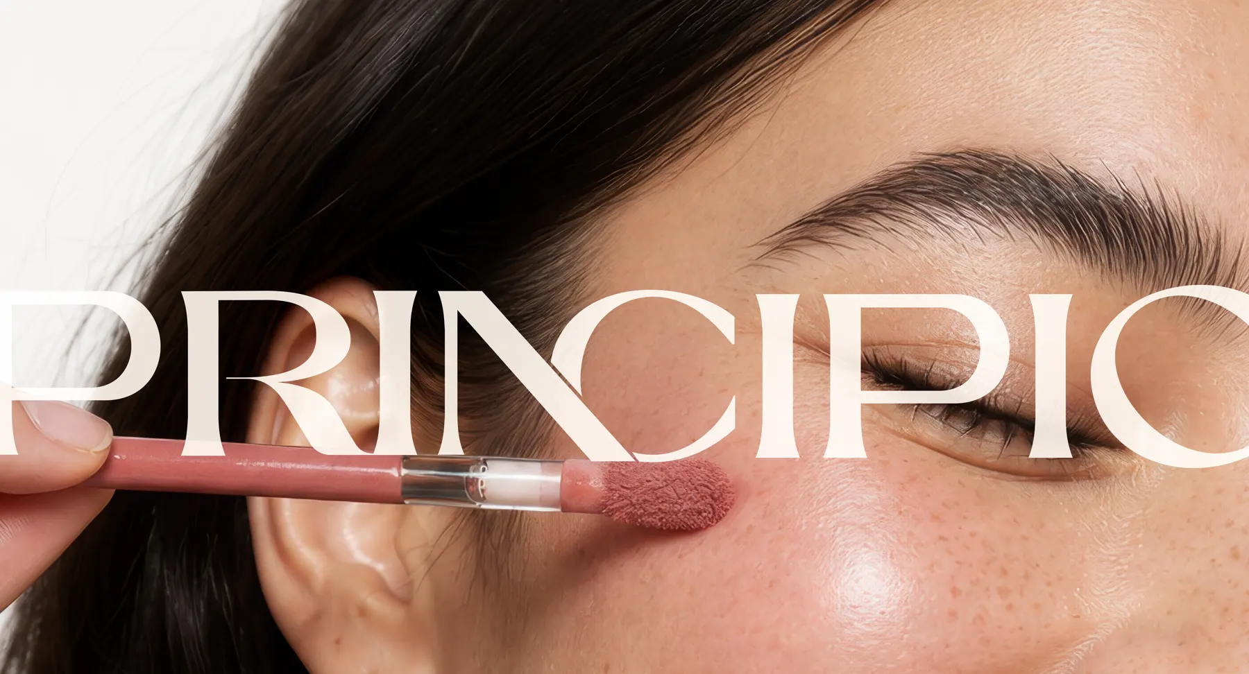 Mujer aplicando maquillaje Principio